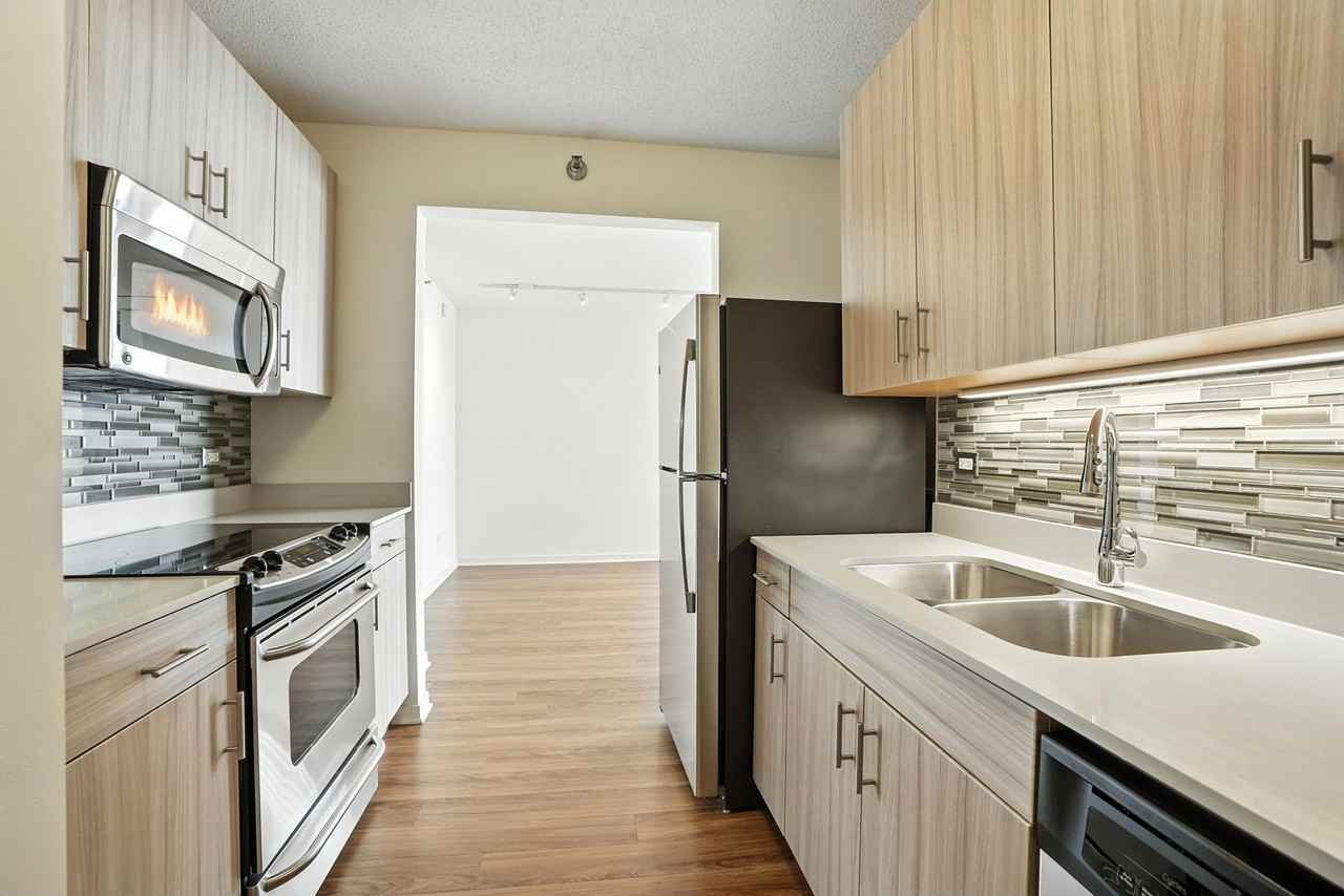 542 N Kingsbury St - Photo 3 of 20