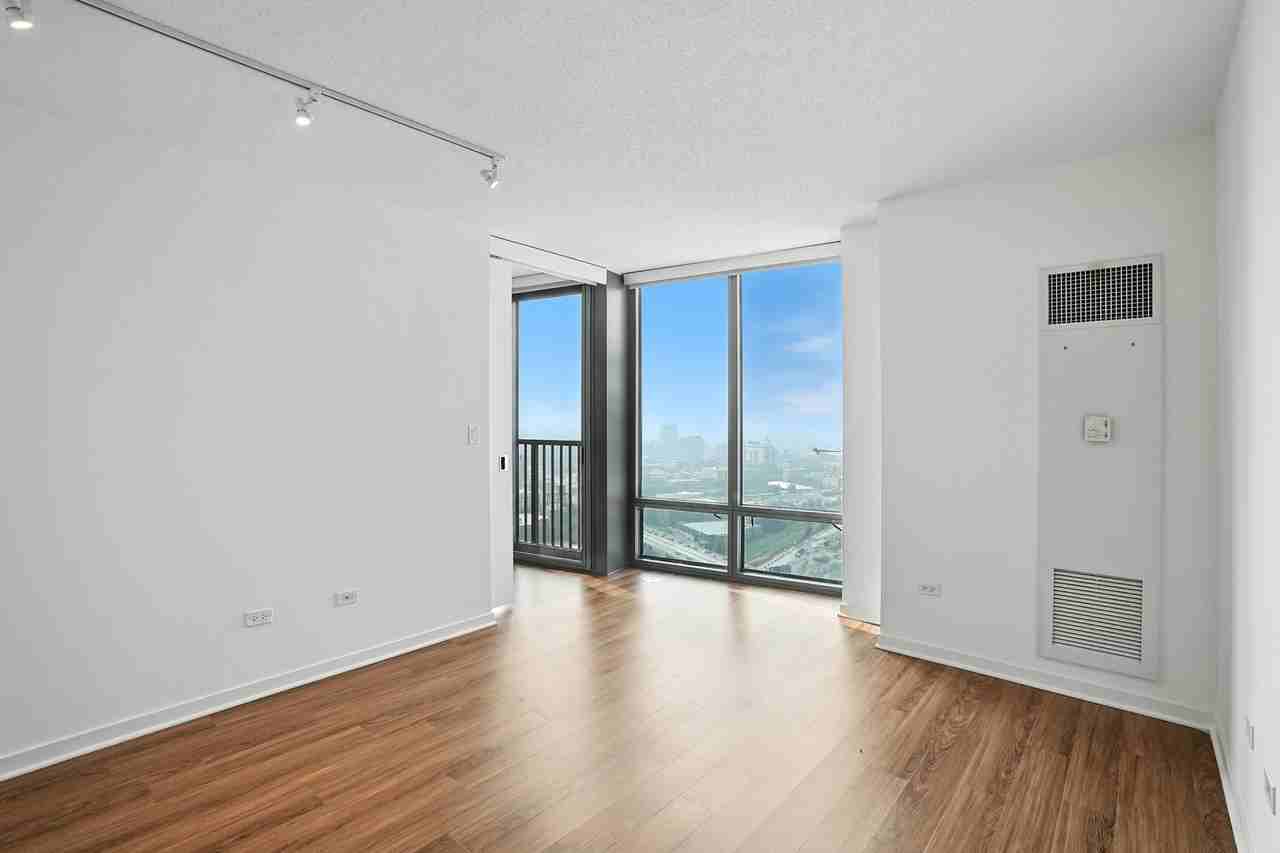 542 N Kingsbury St - Photo 5 of 20