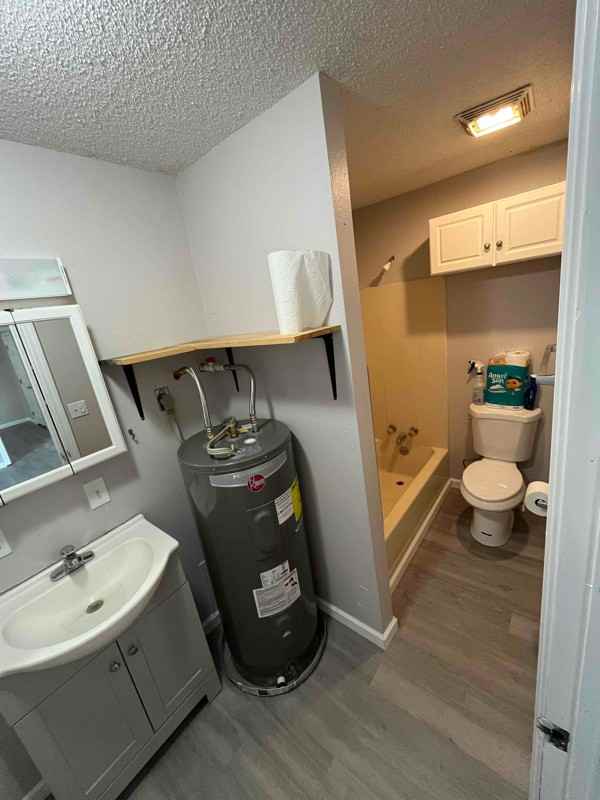 1308 E Sycamore St #B - Photo 2 of 4
