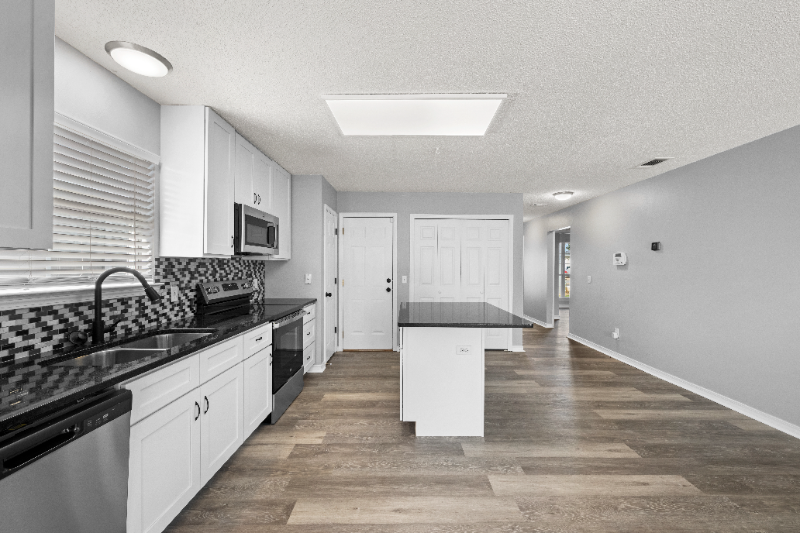 1872 Vineyard St - Photo 6 of 34
