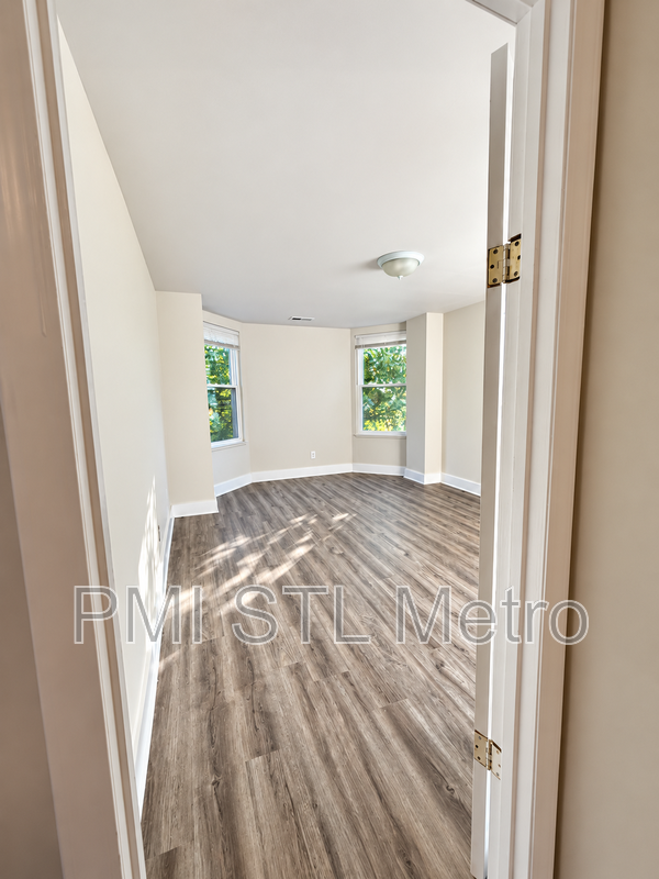 5206 Vernon Ave #2W - Photo 6 of 8