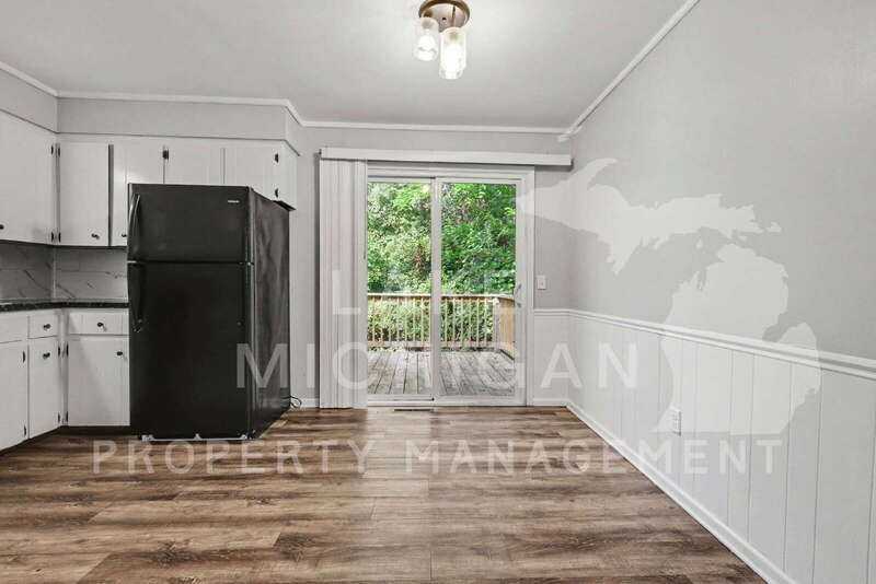 2555 Ridgemoor Dr Se - Photo 3 of 12