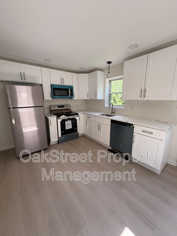 705 Powell St - Photo 2 of 14
