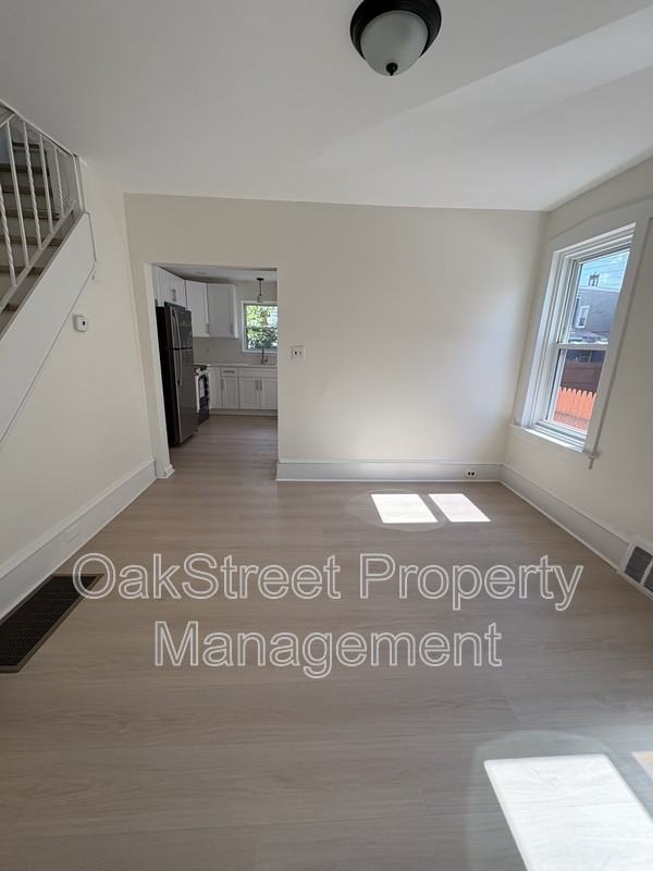 705 Powell St - Photo 4 of 14