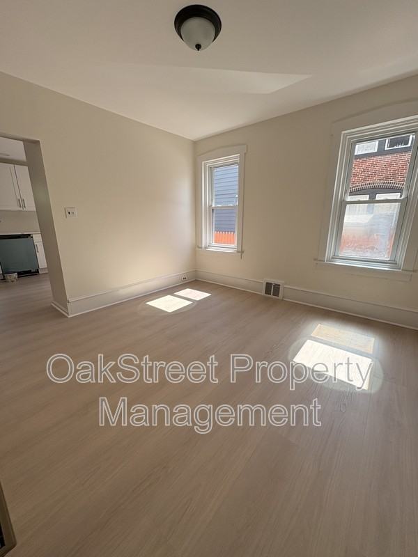 705 Powell St - Photo 7 of 14