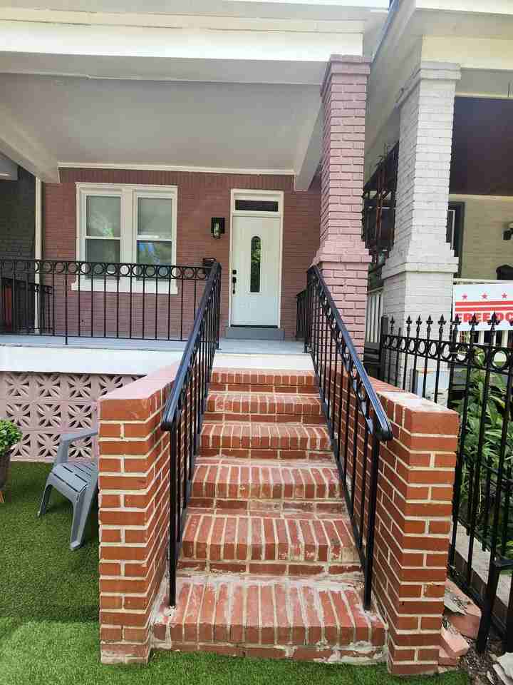 1223 Staples St Ne - Photo 2 of 18