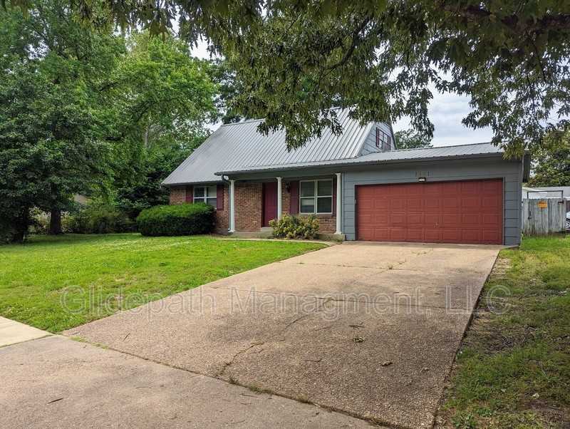 1501 Broadmoor Rd - Photo 2 of 31