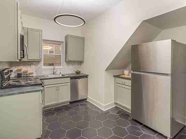 313 W 7th St #1 - Photo 2 of 9