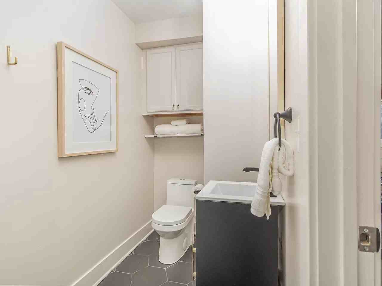 313 W 7th St #1 - Photo 4 of 9