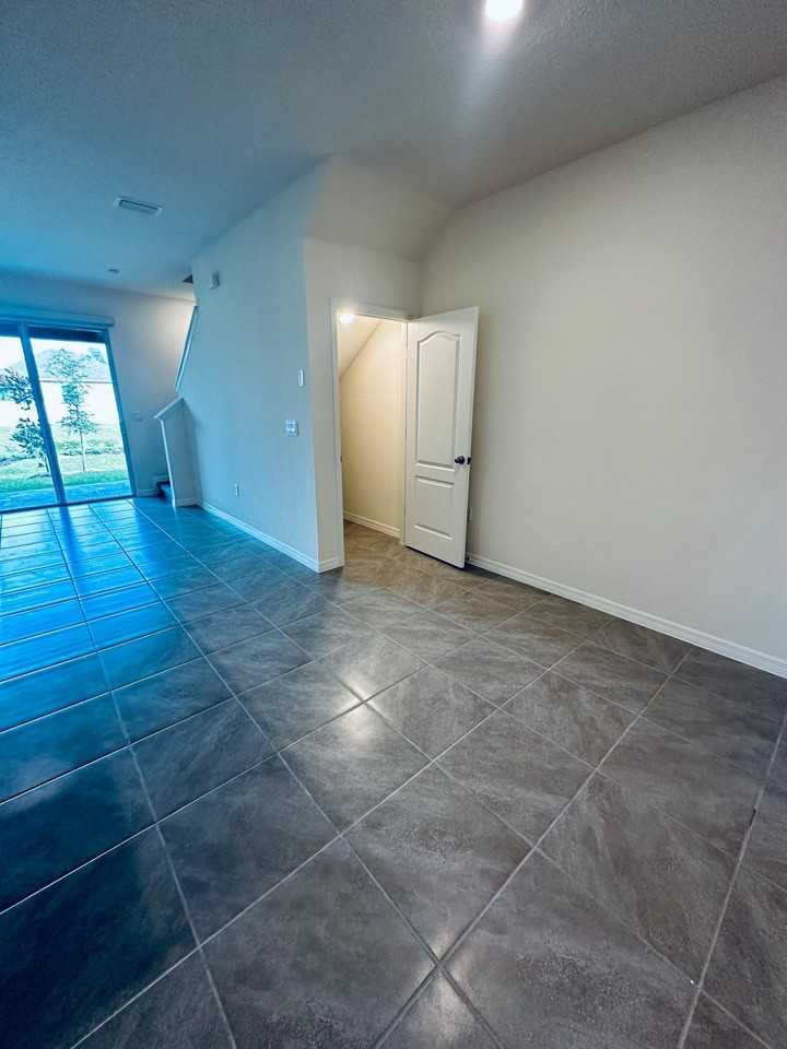 1232 Draintree St - Photo 4 of 17