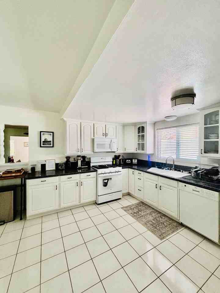 1360 Gardenia St - Photo 2 of 15