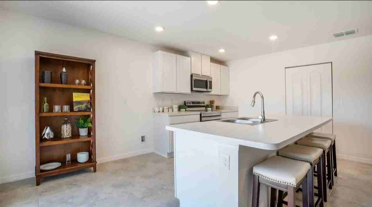 735 Fraser Ct - Photo 3 of 11