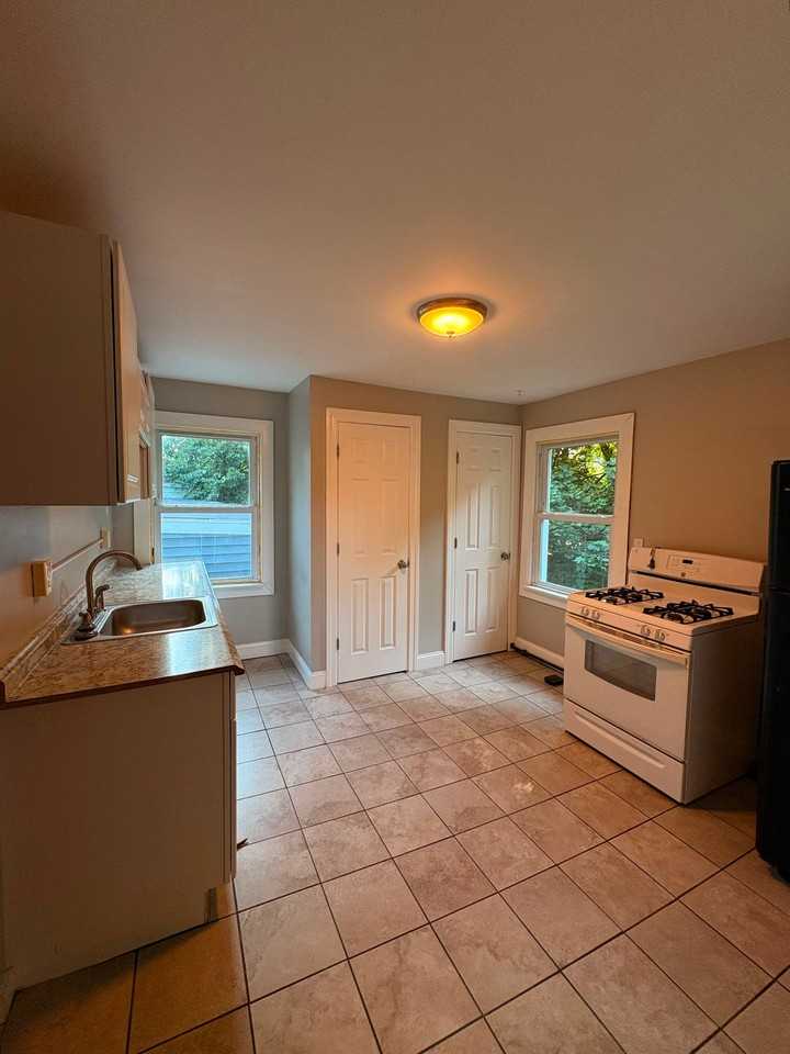 68 Catharine St #2 - Photo 3 of 18