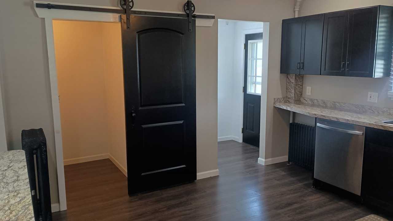 1005 Clark St - Photo 3 of 20