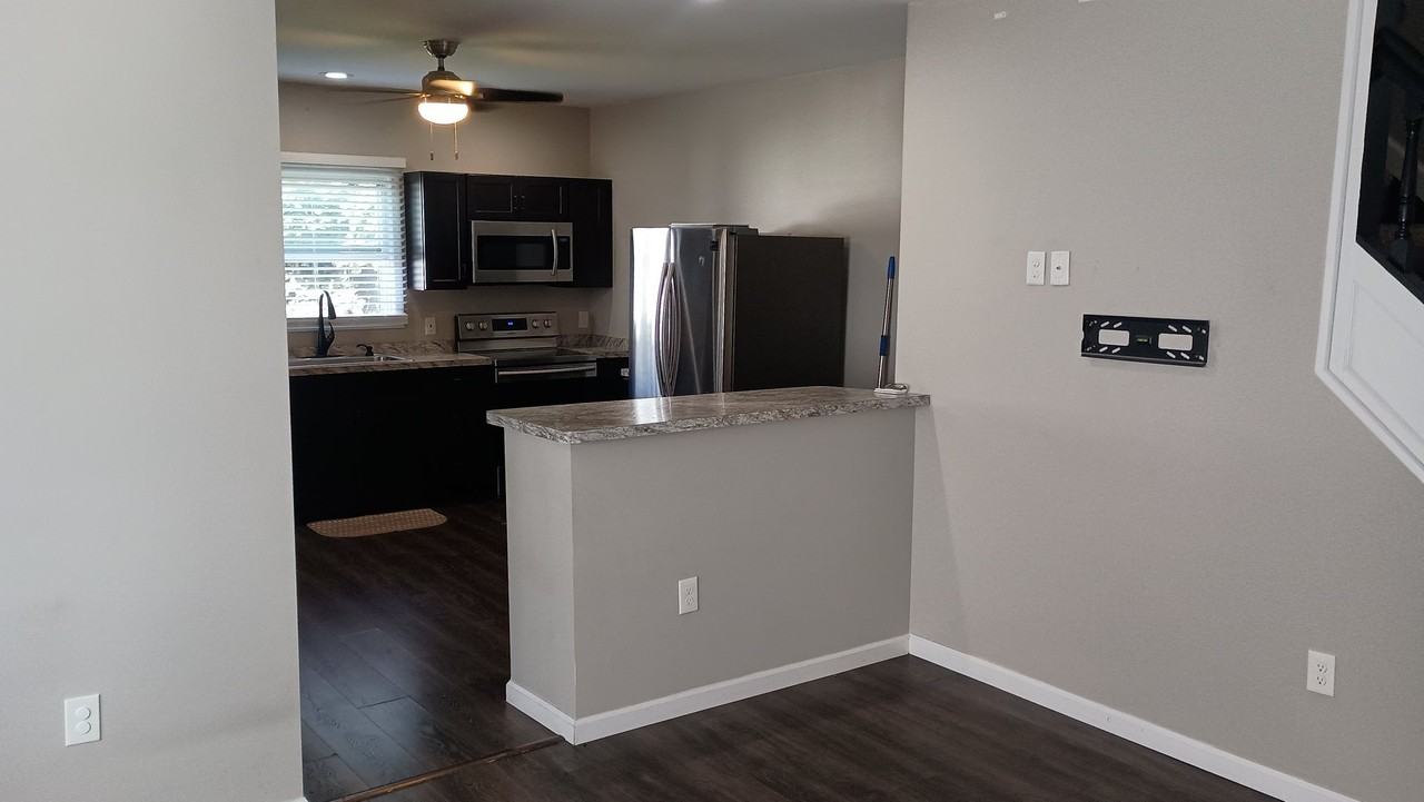 1005 Clark St - Photo 4 of 20