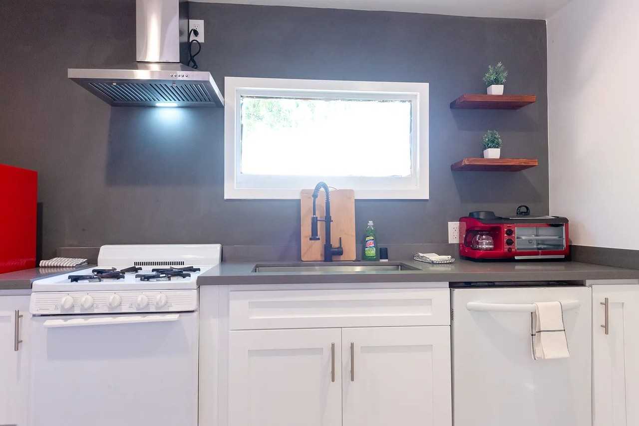 11008 1/2 Mansel Ave - Photo 2 of 12
