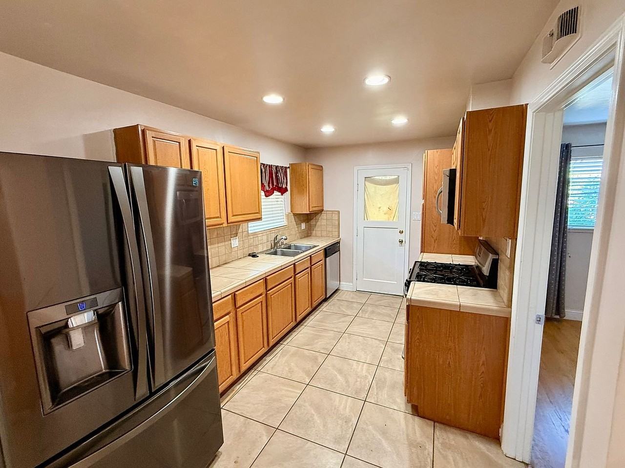 2110 Fraser Ave - Photo 2 of 12