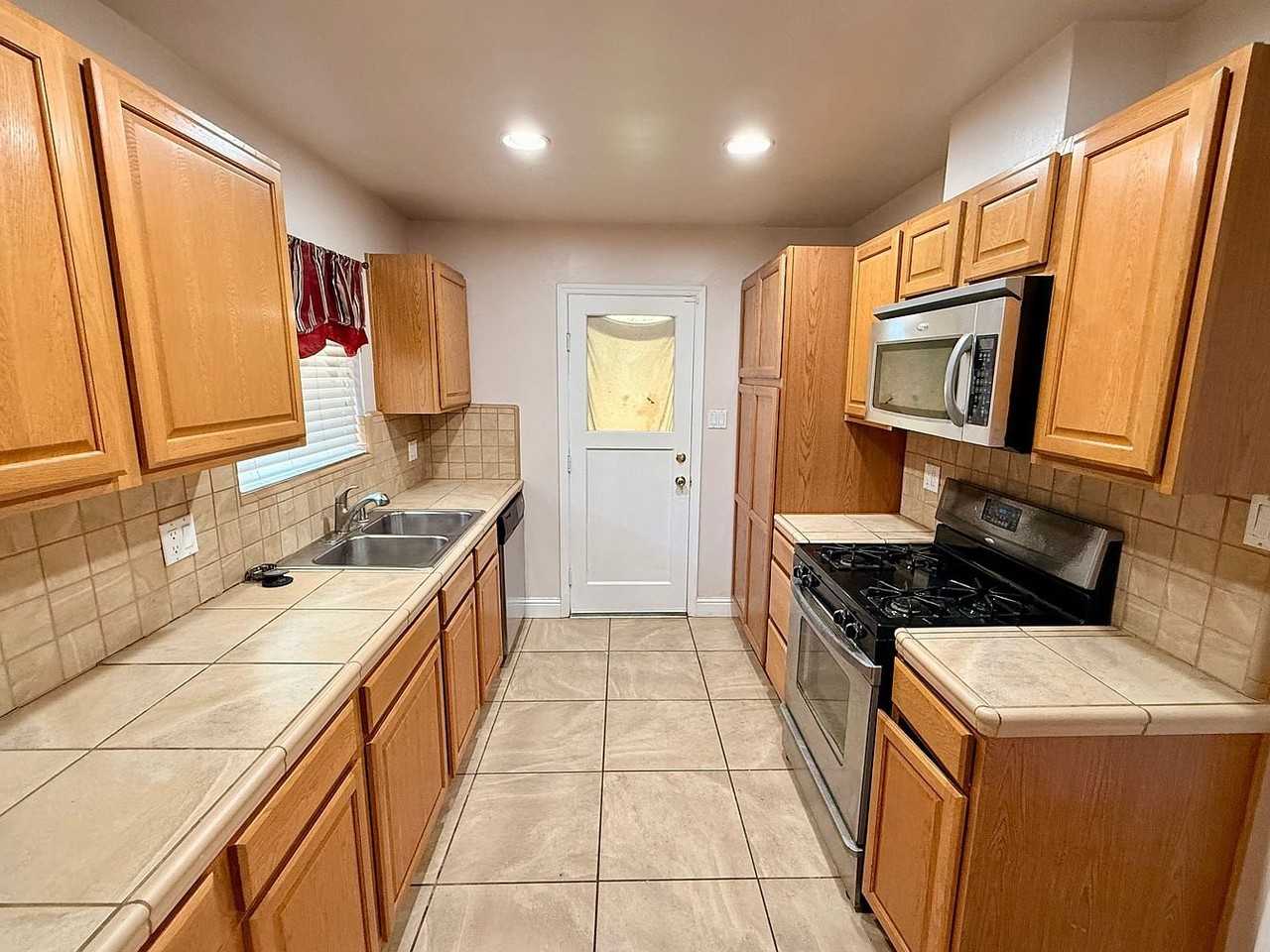 2110 Fraser Ave - Photo 3 of 12
