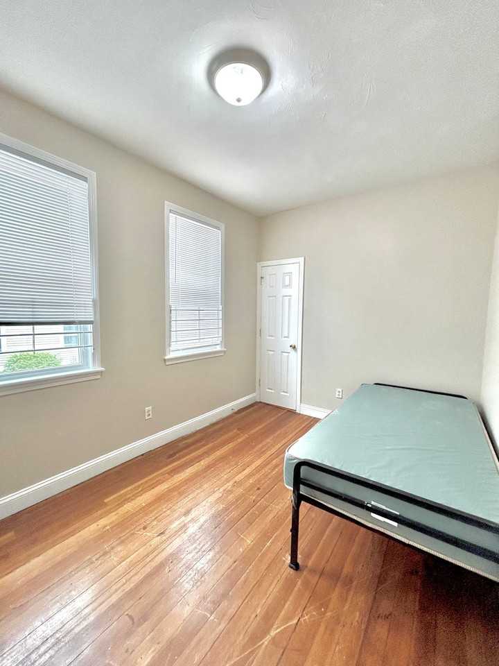 81 Kingsdale St - Photo 7 of 10