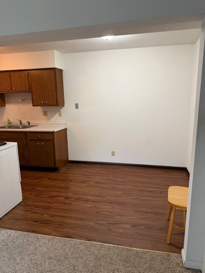 1110 Doreen Ave - Photo 3 of 11