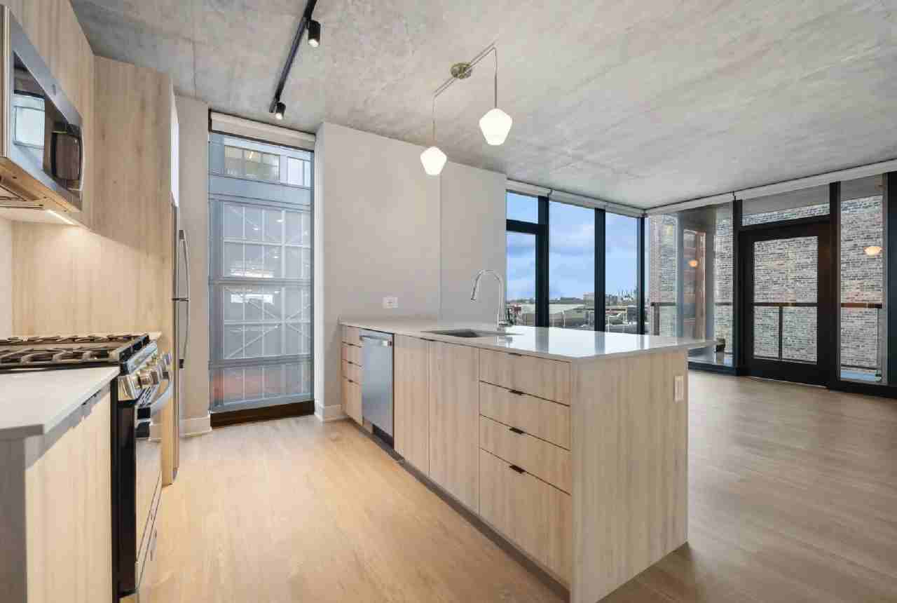 1047 W Van Buren St #0401 - Photo 6 of 9