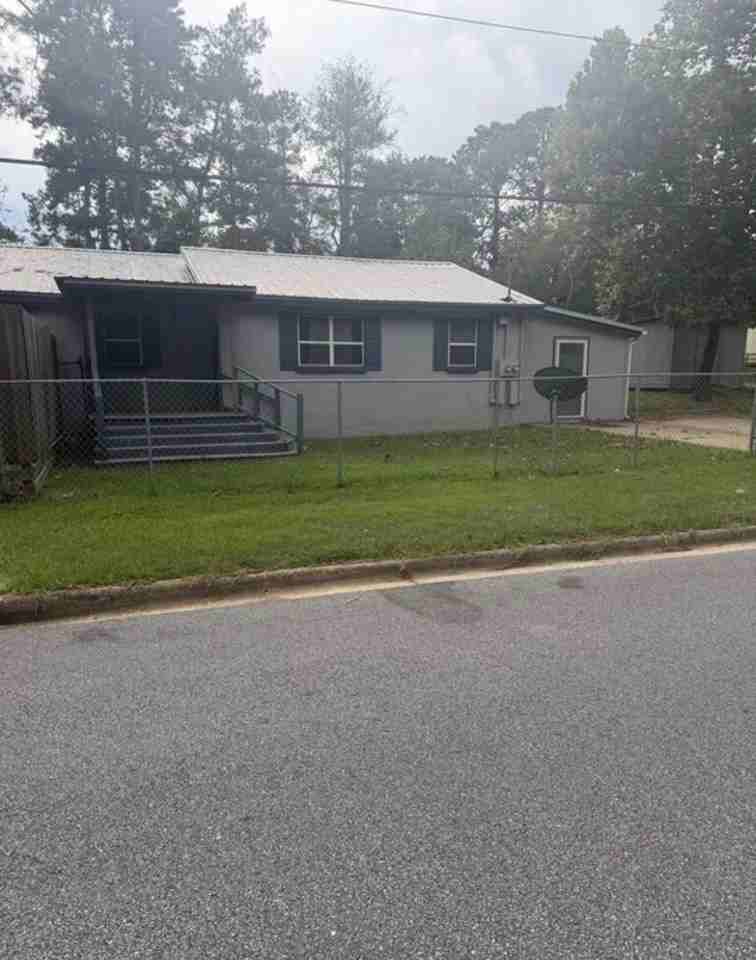 601 S Maple St - Photo 2 of 10