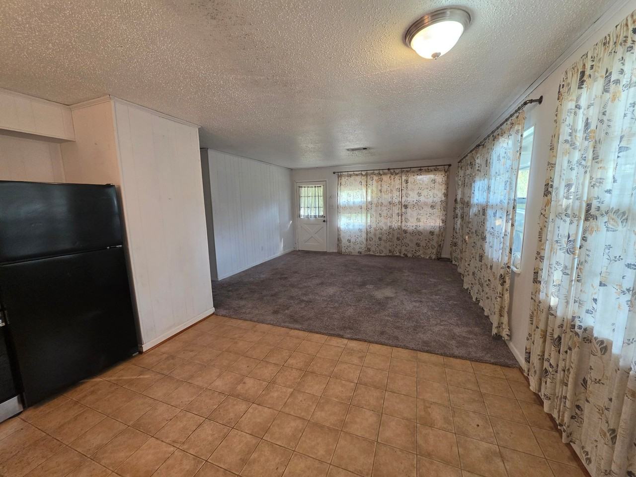 384 Lakeview Dr - Photo 2 of 7