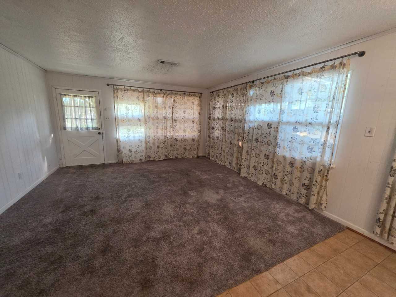 384 Lakeview Dr - Photo 3 of 7