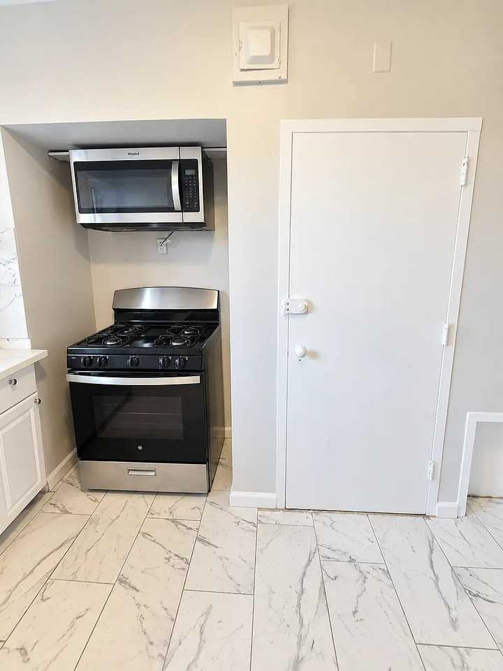 909 Park Ave #B9 - Photo 3 of 7