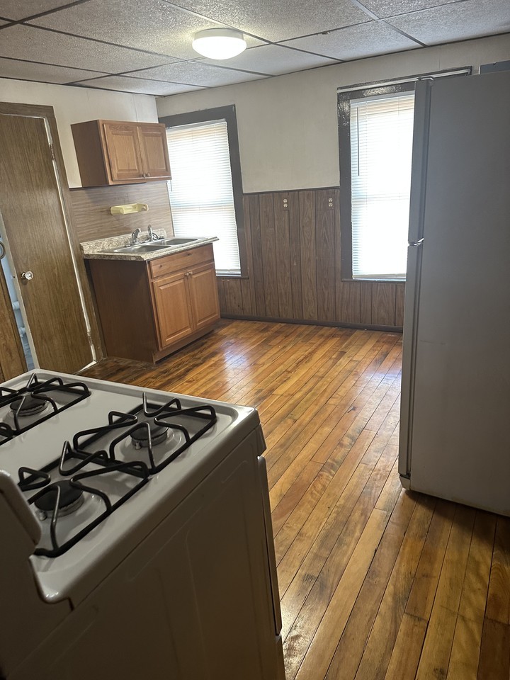 20 Henry St #2ndFLRIGHT - Photo 5 of 18