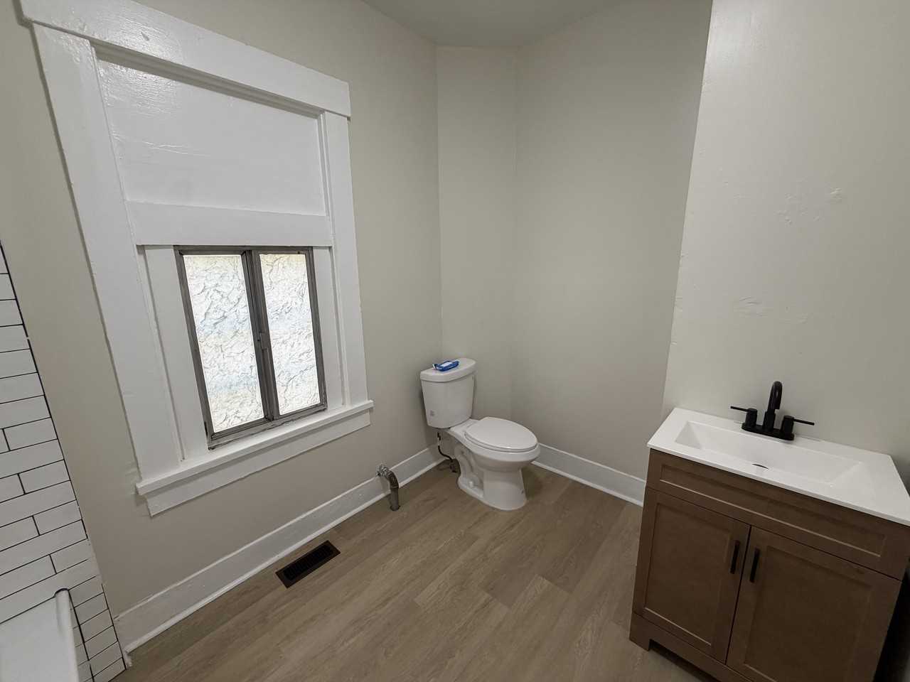 122 Linden Ave #A - Photo 3 of 8