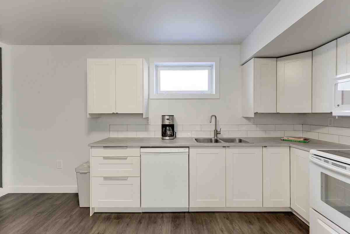 11828 135 St Nw - Photo 7 of 39