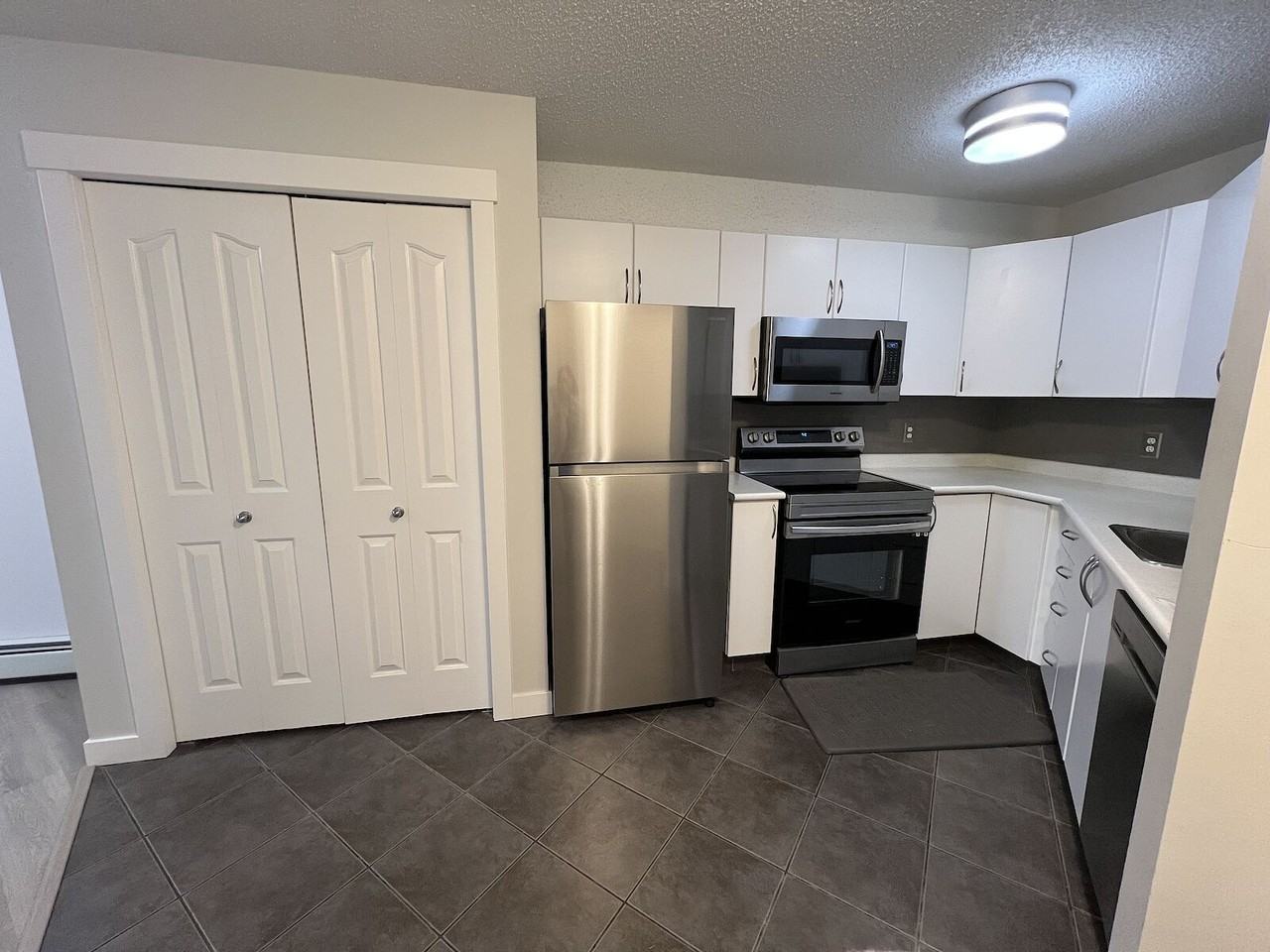 2318 -2318 Eversyde Ave Sw - Photo 2 of 20