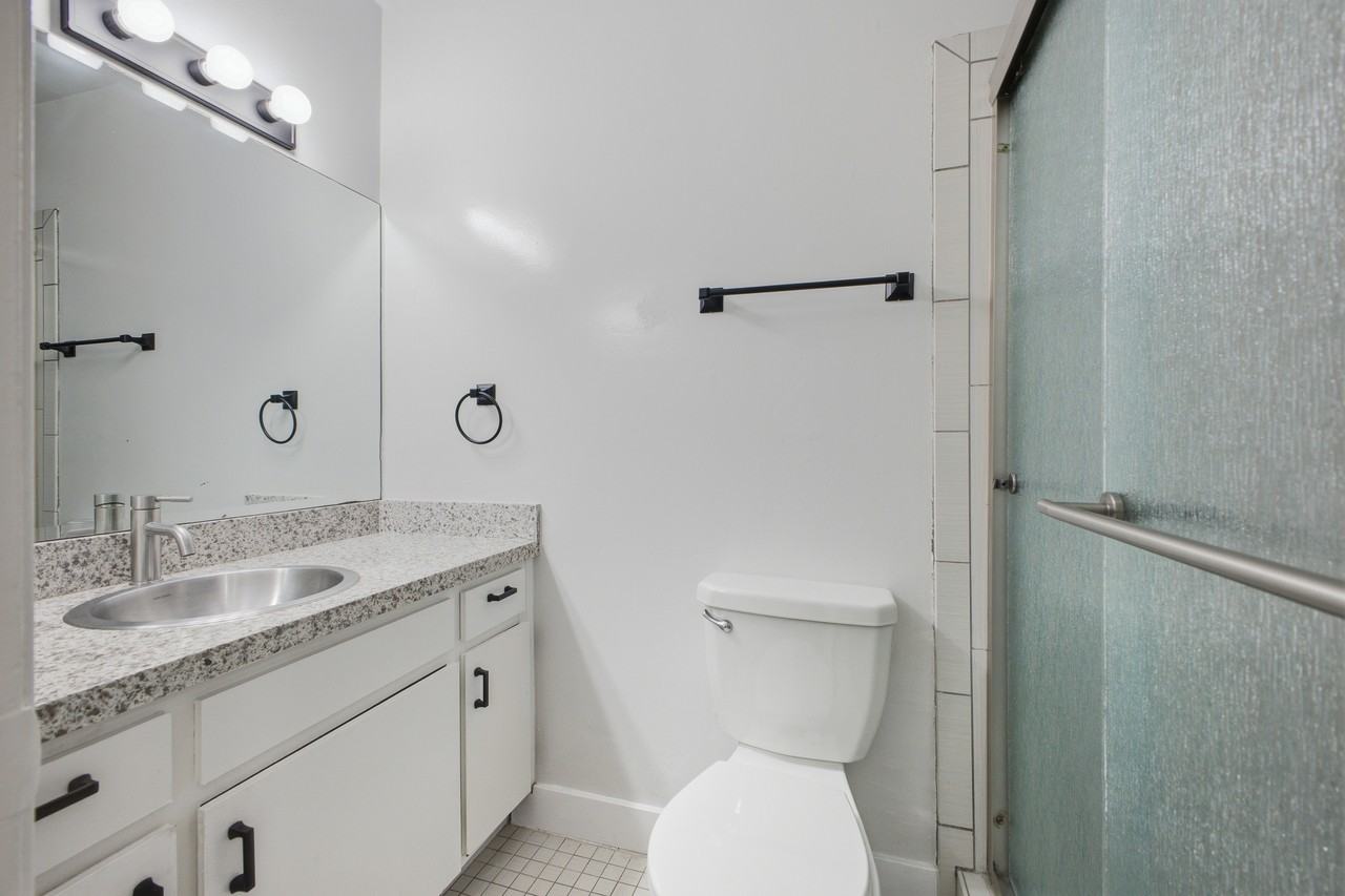 1353 South Carmelina Avenue #105 - Photo 6 of 21