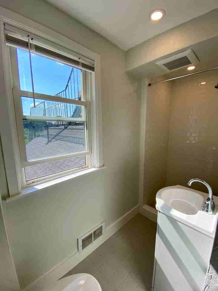 975 Chestnut St - Photo 3 of 7