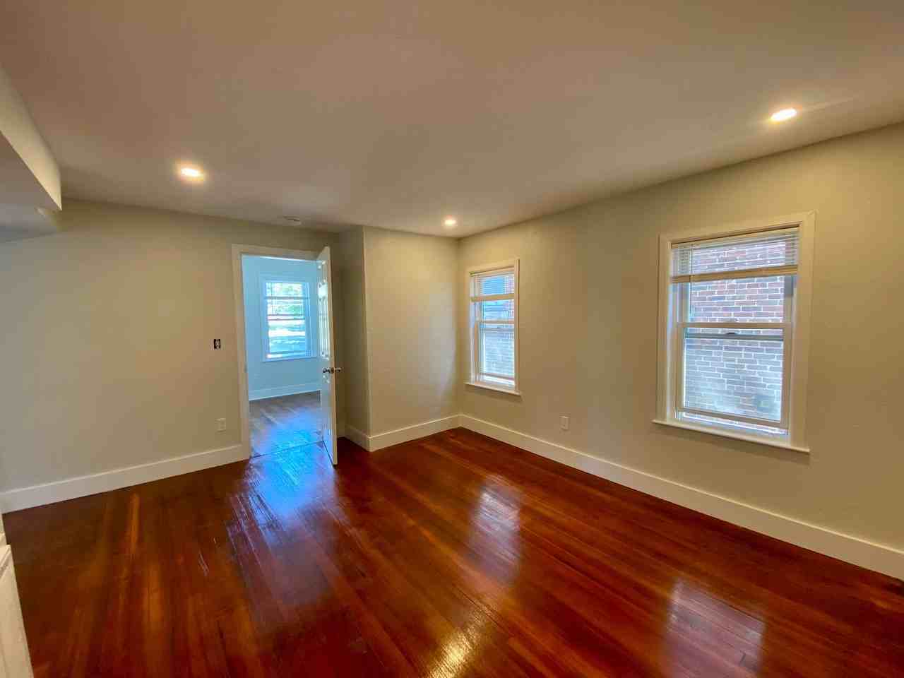 975 Chestnut St - Photo 4 of 7