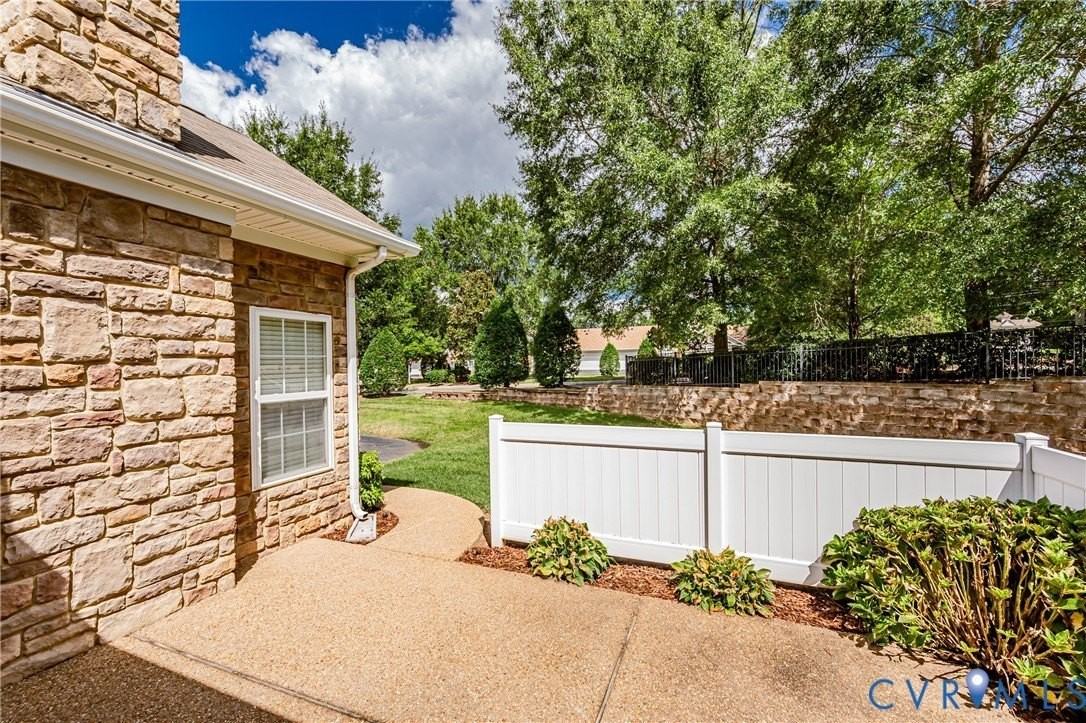 7301 Norwood Pond Pl - Photo 4 of 50