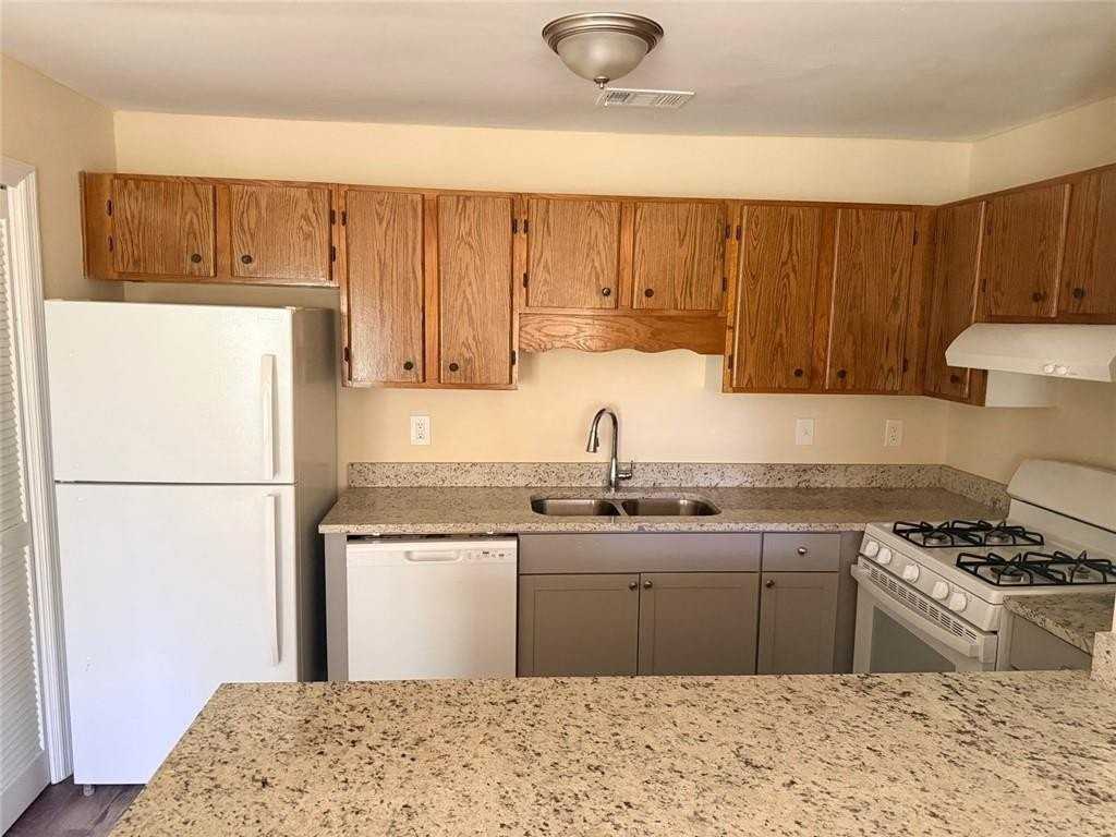 1580 Oakpointe Dr Sw #H - Photo 5 of 14