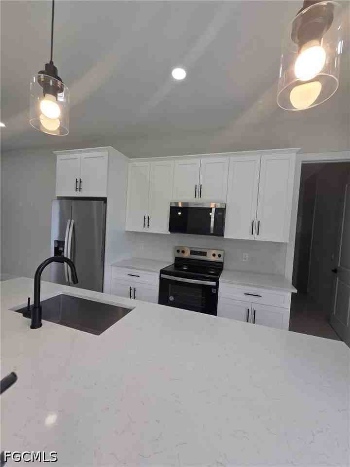 432 Raymer St - Photo 4 of 34