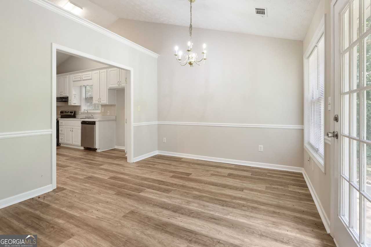 215 Cambridge Way - Photo 5 of 17