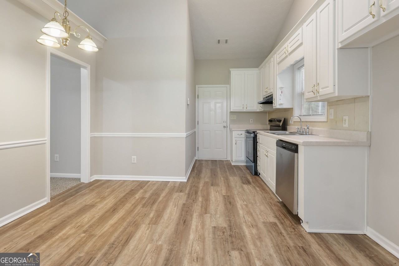 215 Cambridge Way - Photo 6 of 17