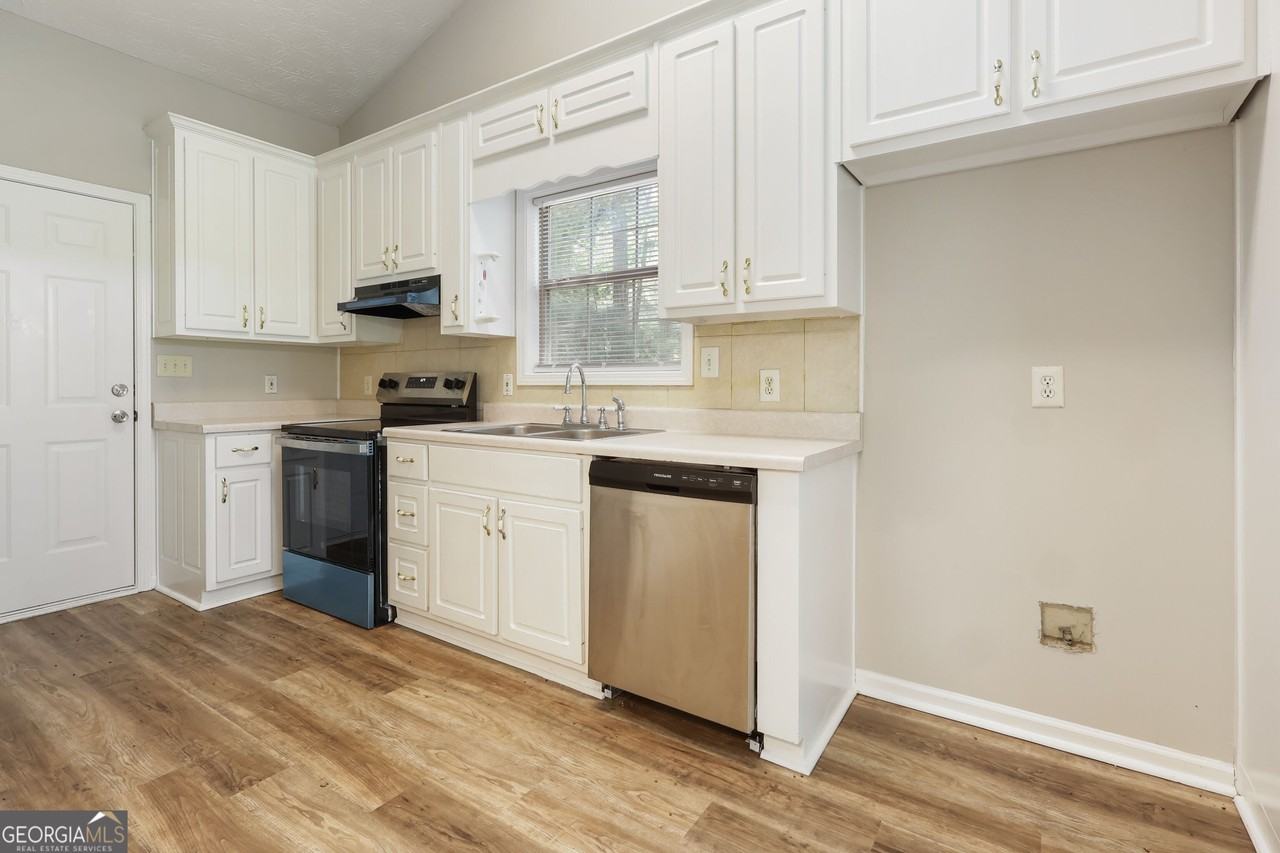 215 Cambridge Way - Photo 7 of 17