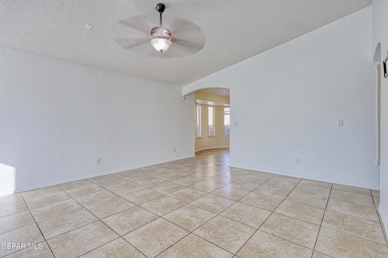 14325 Woods Point Ave - Photo 5 of 40