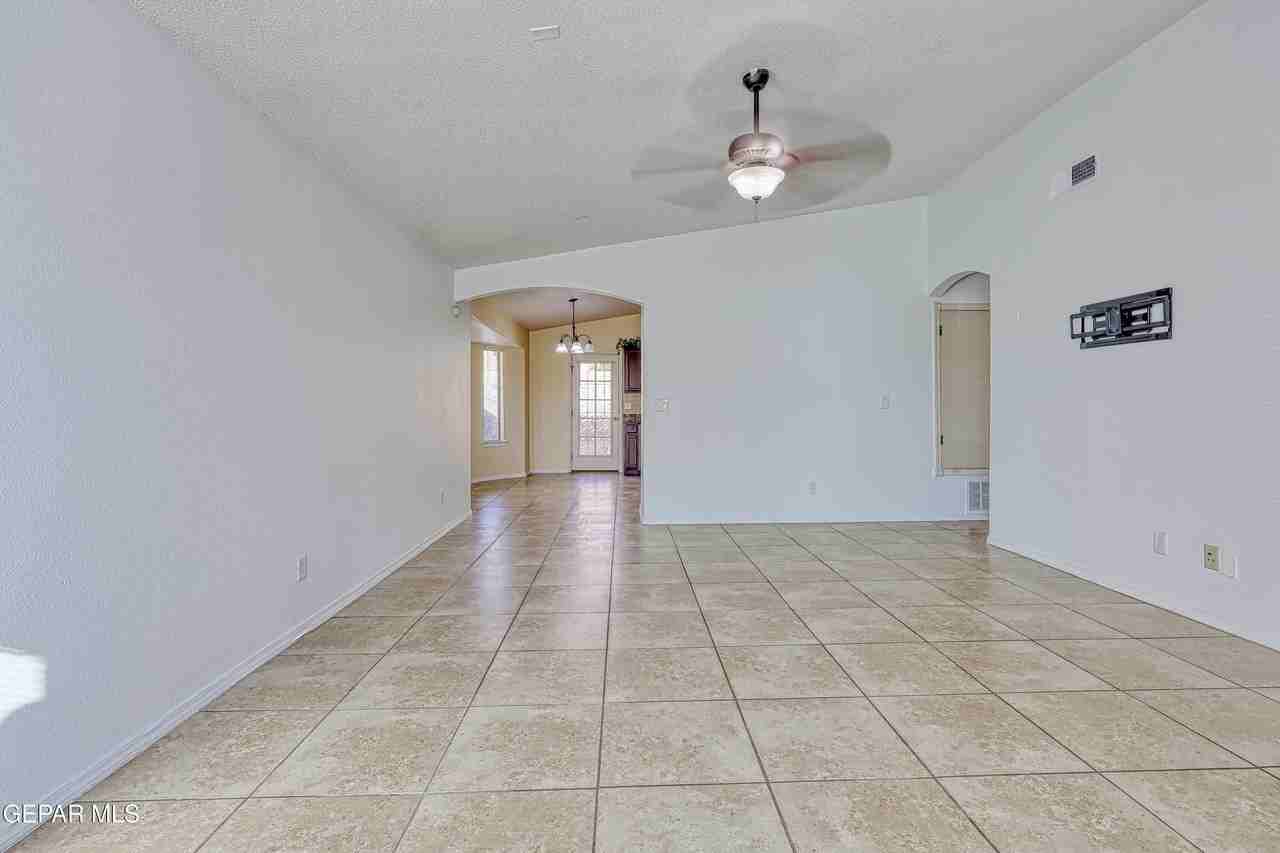 14325 Woods Point Ave - Photo 6 of 40