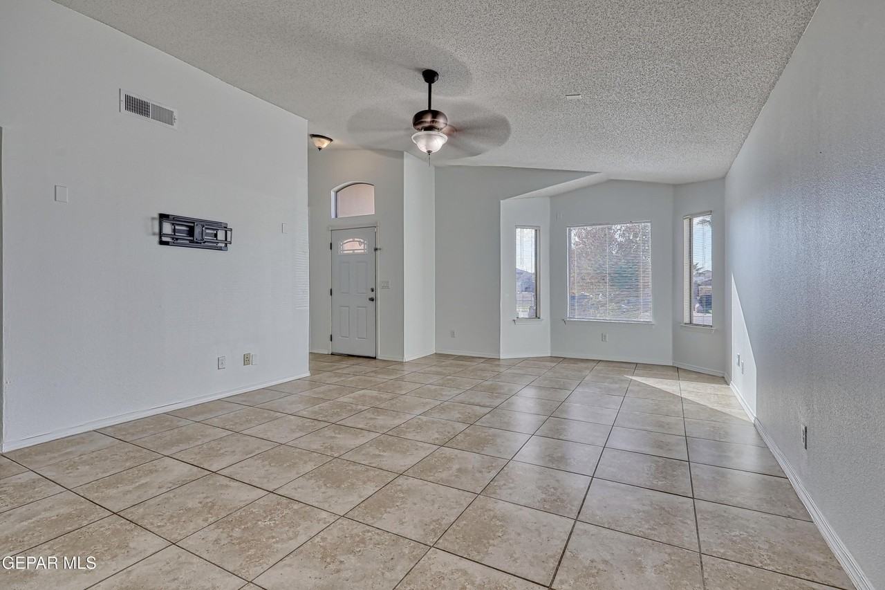 14325 Woods Point Ave - Photo 7 of 40