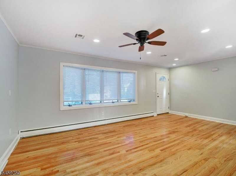 16 Amelia St - Photo 4 of 28