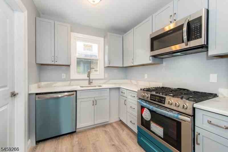 31 Mulberry St - Photo 2 of 12