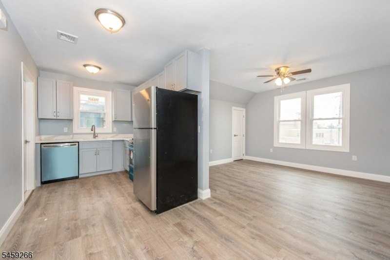 31 Mulberry St - Photo 3 of 12