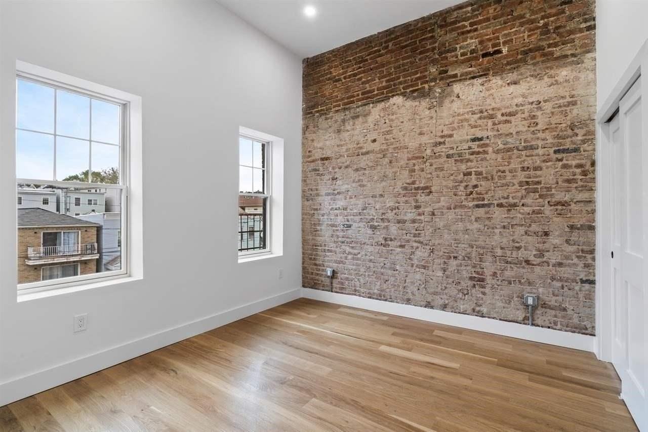 25 Corbin Ave #3 - Photo 4 of 12