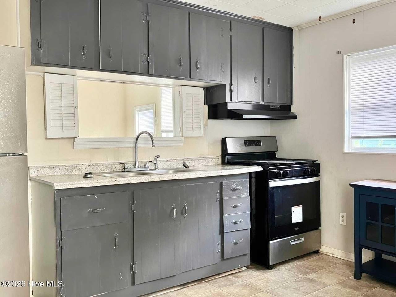 1915 Virginia Ave - Photo 3 of 10